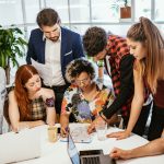 Profesional en Colombia transformando su carrera al cambiar de trabajo hacia un rol en TI o gerencia