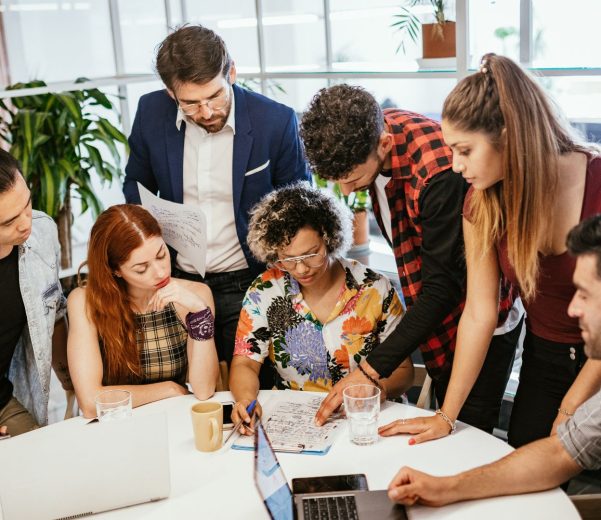 Profesional en Colombia transformando su carrera al cambiar de trabajo hacia un rol en TI o gerencia