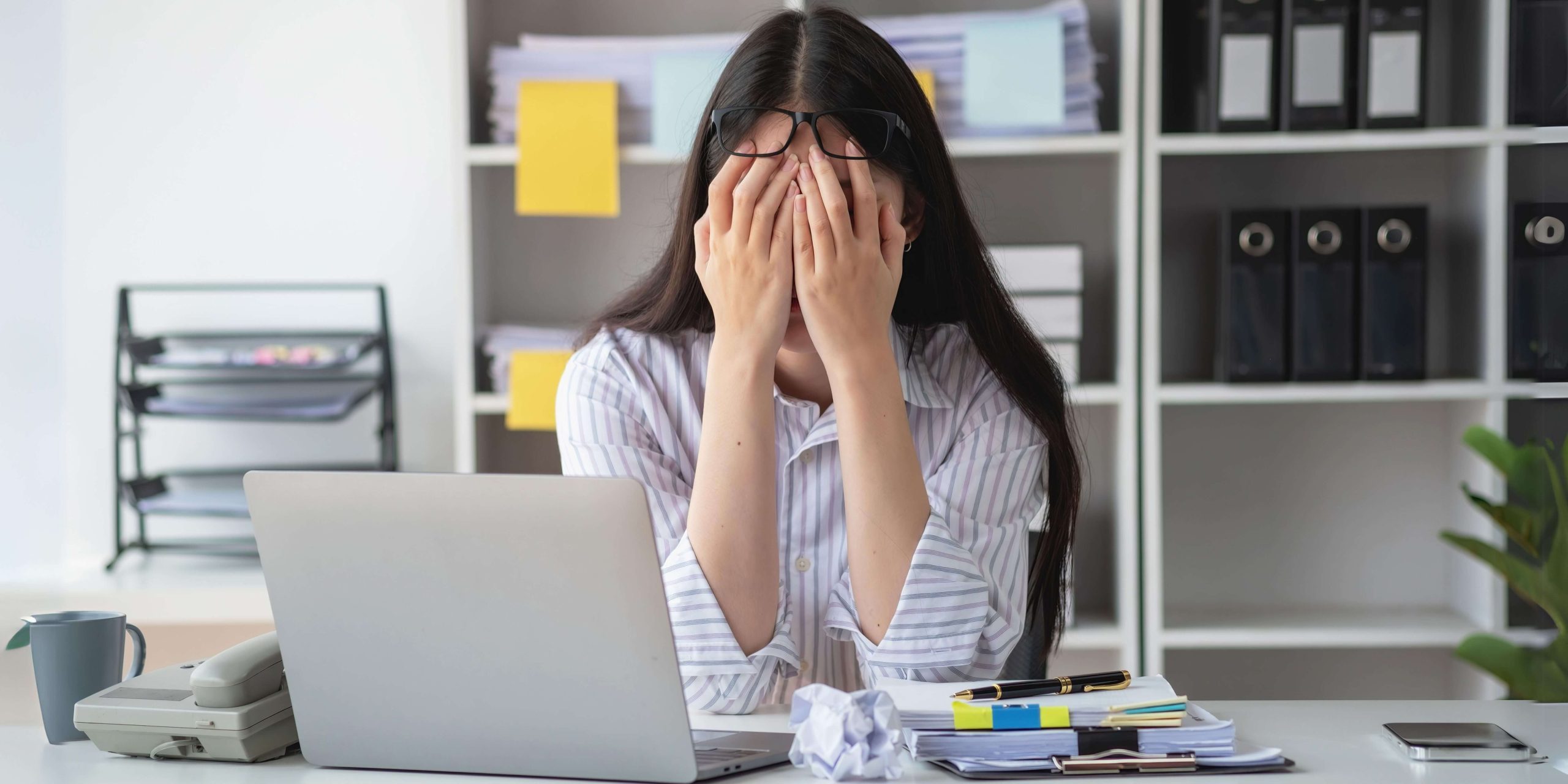 5 Estrategias clave para fomentar la salud laboral, prevenir el estreės y el burnout en los trabajadores